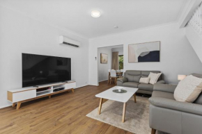 Coastal 3-Bed House with BBQ and Private Courtyard